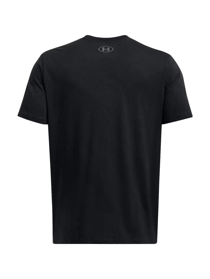 Hombre vistiendo playera deportiva negra de manga corta con logotipo de Under Armour en color gris en el pecho.