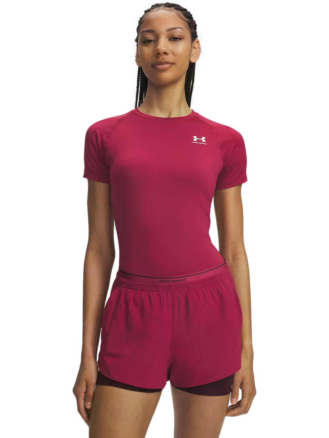 Mujer vistiendo playera y shorts deportivos Under Armour en color claret.