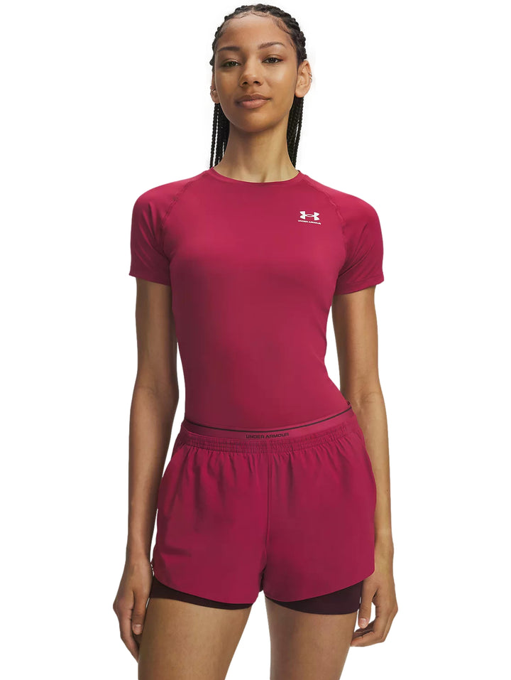 Mujer vistiendo playera y shorts deportivos Under Armour en color claret.