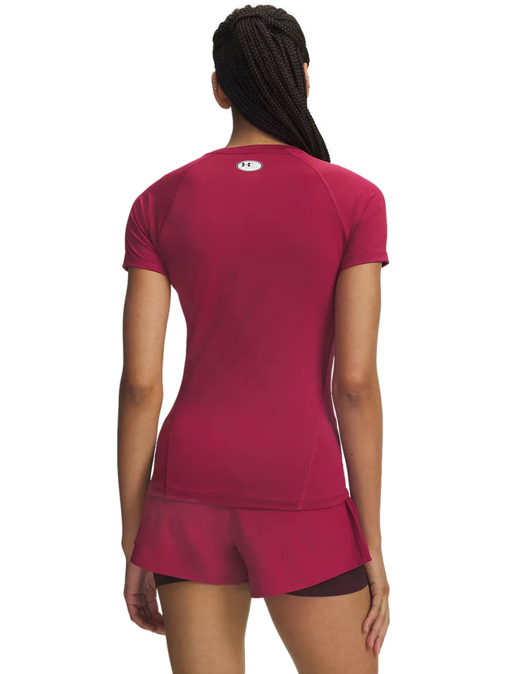 Mujer vistiendo playera y shorts deportivos Under Armour en color claret.