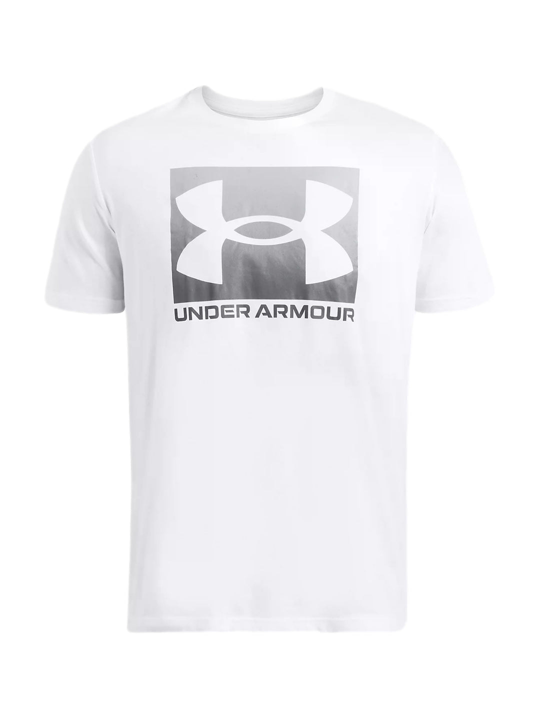 Hombre vistiendo playera deportiva blanca de manga corta con logotipo gris de Under Armour en el pecho.