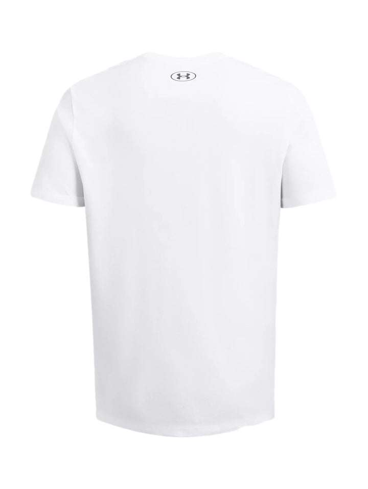 Hombre vistiendo playera deportiva blanca de manga corta con logotipo gris de Under Armour en el pecho.