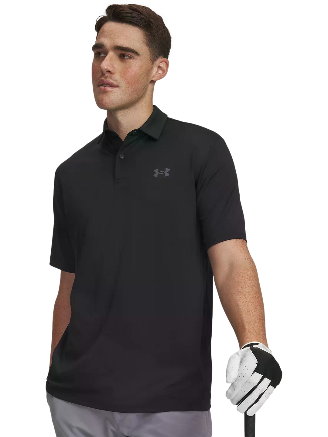 Hombre vistiendo playera polo Under Armour color negro de manga corta.