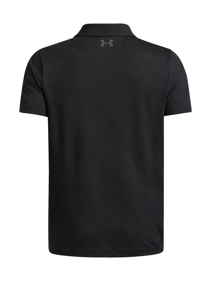 Playera polo Under Armour de color negro con cuello y logo en el pecho.