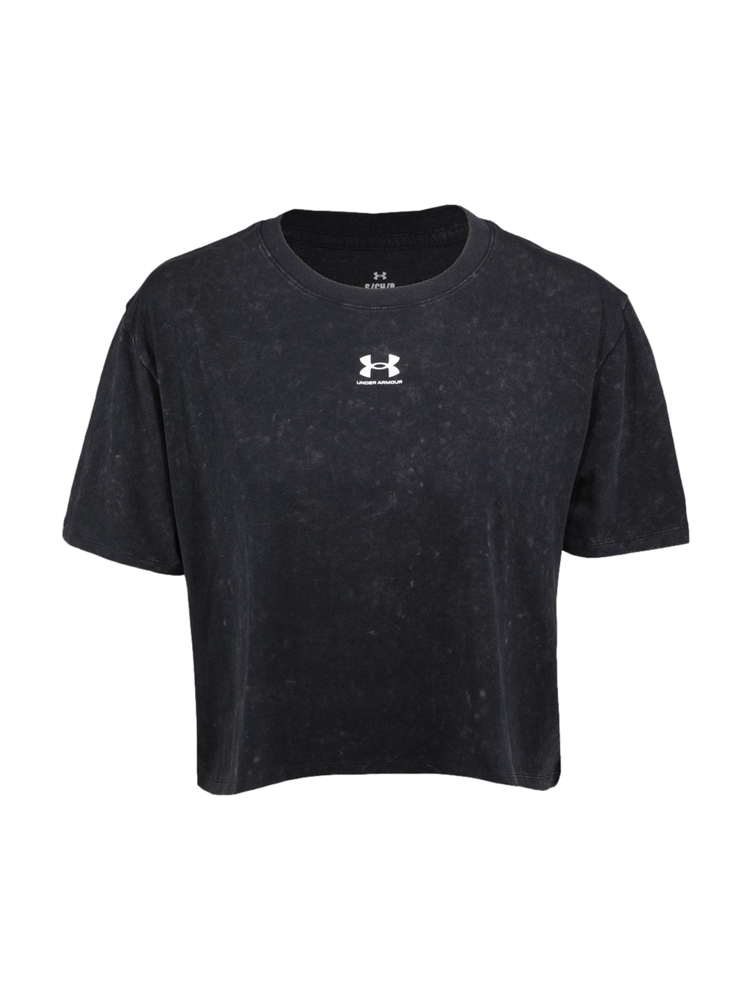 Mujer vistiendo playera negra Under Armour Rival Boxy Tee Wash con efecto lavado.