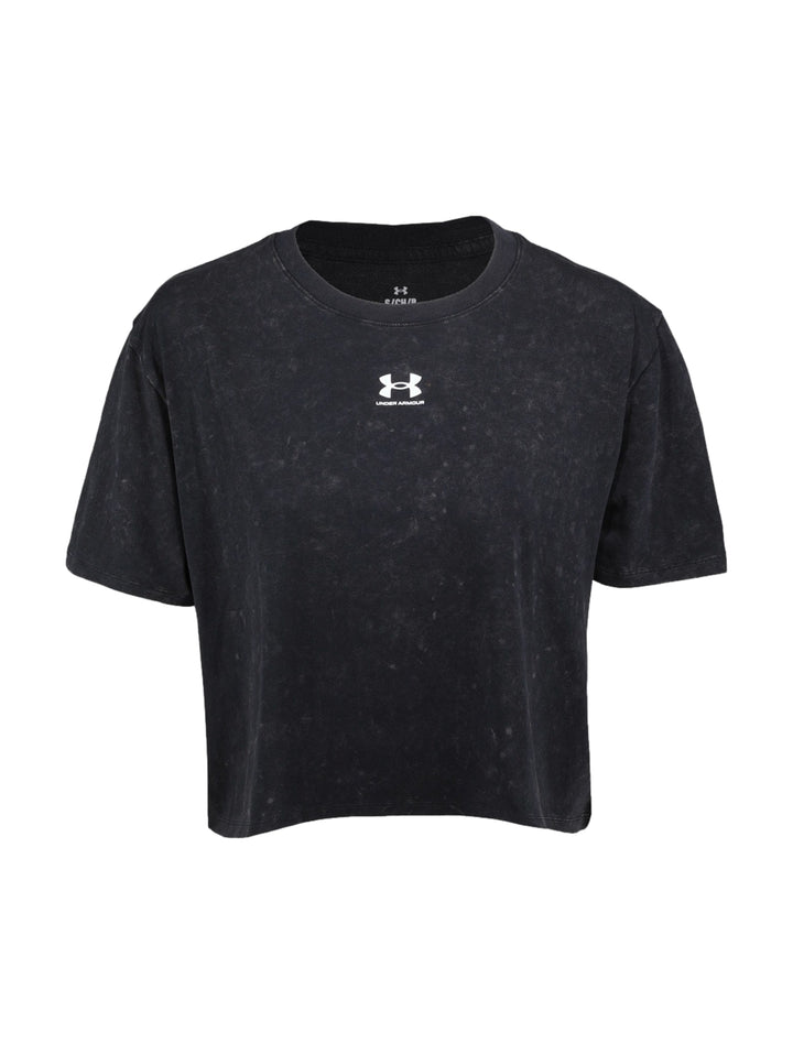 Mujer vistiendo playera negra Under Armour Rival Boxy Tee Wash con efecto lavado.