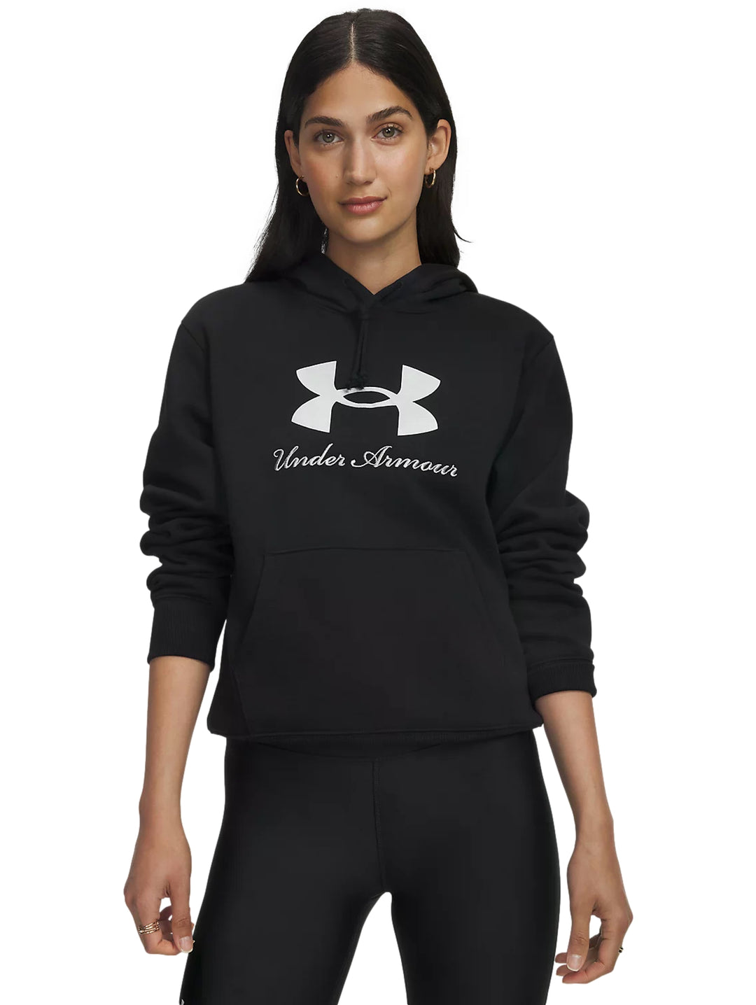 Mujer vistiendo sudadera con capucha Under Armour de color negro con logotipo plateado en el pecho.