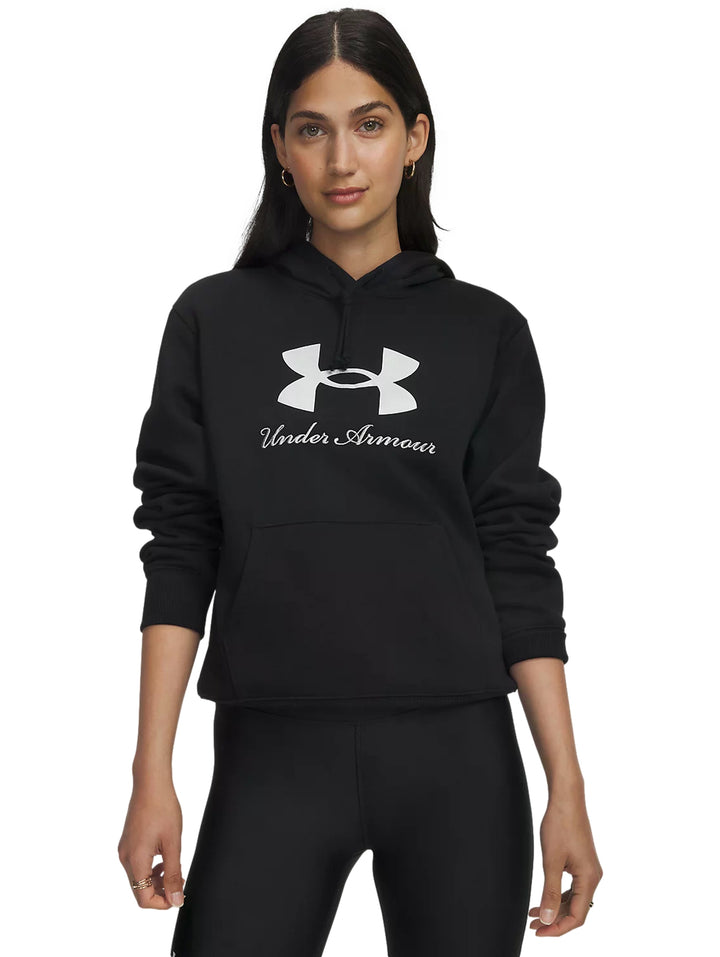 Mujer vistiendo sudadera con capucha Under Armour de color negro con logotipo plateado en el pecho.