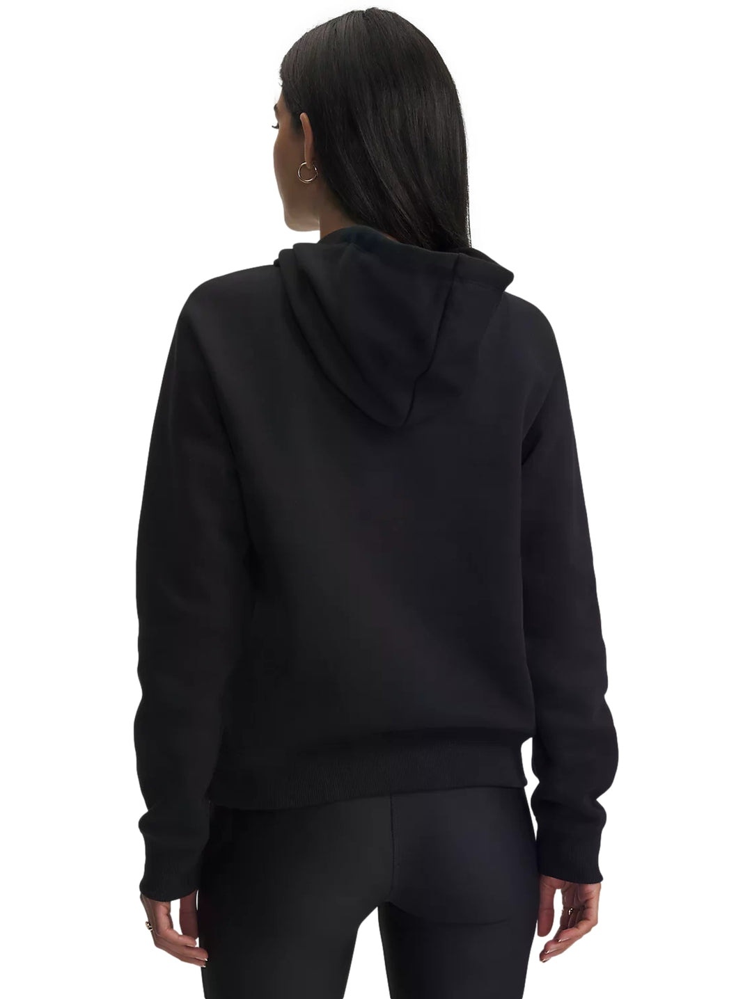 Mujer vistiendo sudadera con capucha Under Armour de color negro con logotipo plateado en el pecho.
