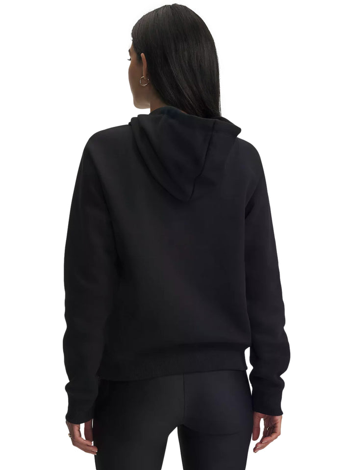 Mujer vistiendo sudadera con capucha Under Armour de color negro con logotipo plateado en el pecho.
