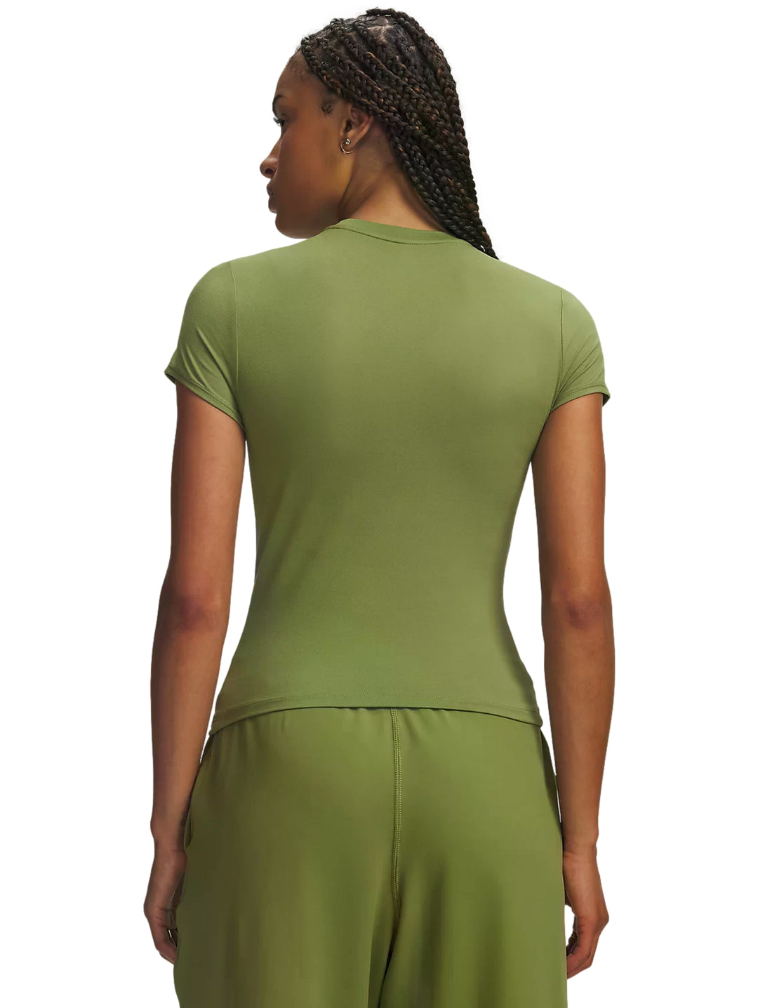 Mujer vistiendo playera deportiva ajustada de color verde oliva de la marca Under Armour.