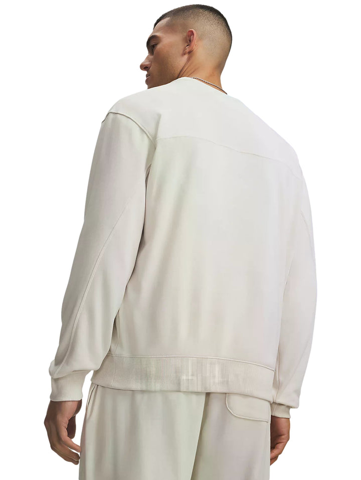 Sudadera Under Armour Rival LW Crew en color blanco summit white para hombre.