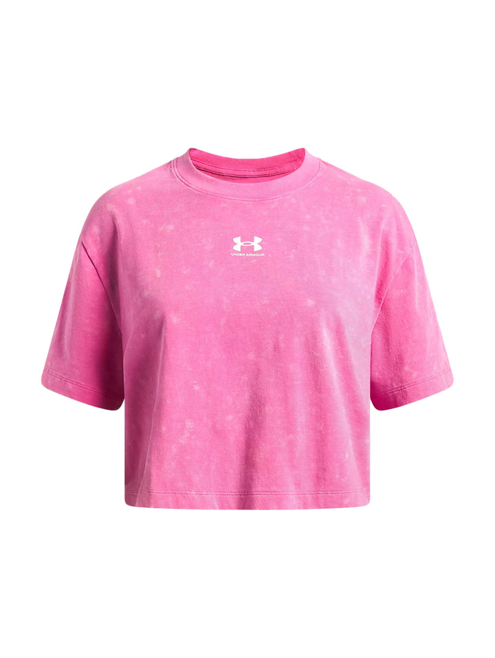 Playera Under Armour rosa con efecto lavado y corte corto.