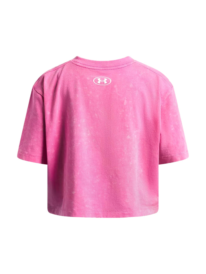 Playera Under Armour rosa con efecto lavado y corte corto.