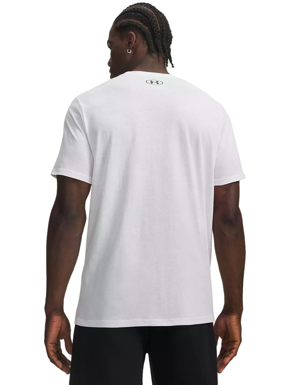 Hombre vistiendo playera blanca de manga corta Under Armour con logotipo rojo en el pecho.
