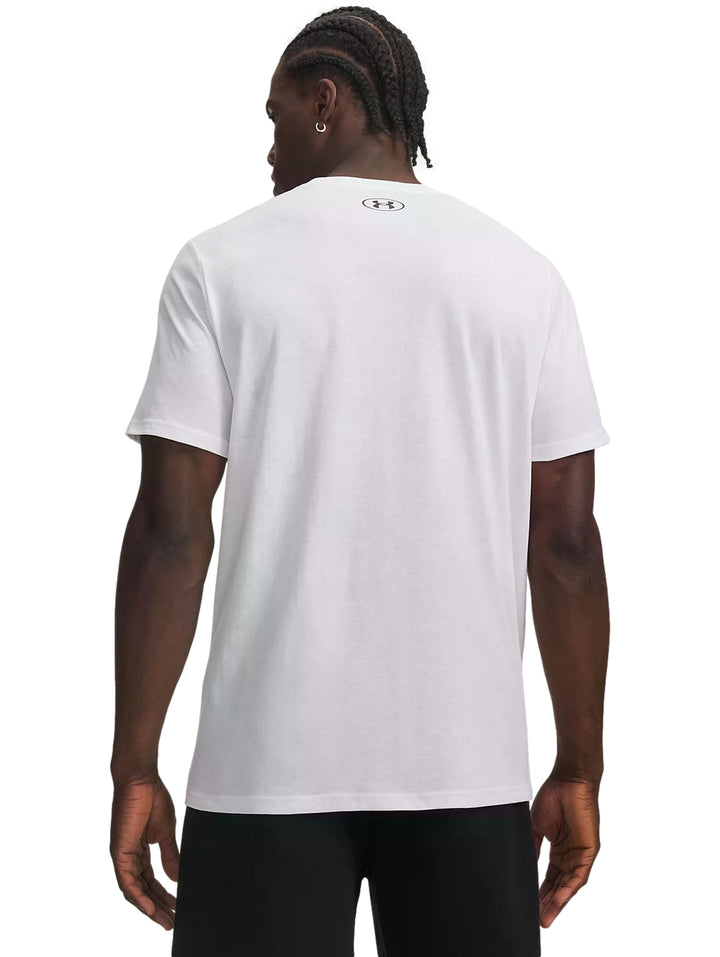 Hombre vistiendo playera blanca de manga corta Under Armour con logotipo rojo en el pecho.