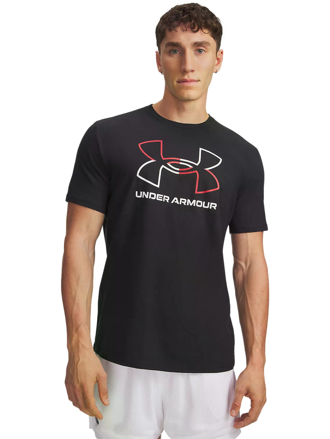 Hombre vistiendo playera deportiva Under Armour color negro con logotipo en el pecho en rojo y blanco.