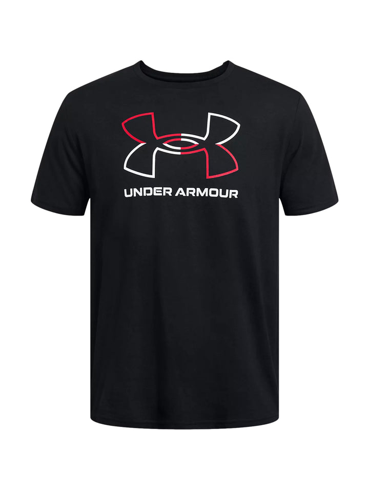 Hombre vistiendo playera deportiva Under Armour color negro con logotipo en el pecho en rojo y blanco.
