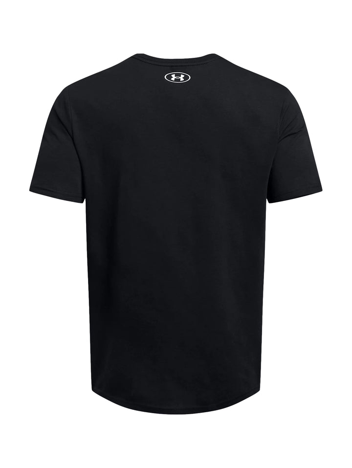Hombre vistiendo playera deportiva Under Armour color negro con logotipo en el pecho en rojo y blanco.