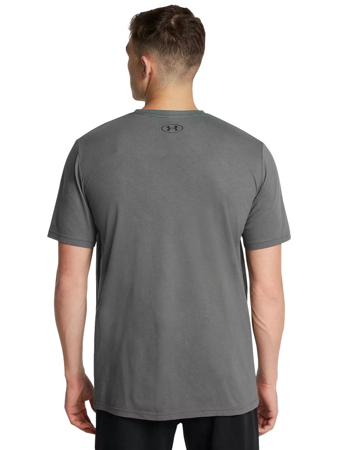Hombre vistiendo playera deportiva Under Armour color gris con logotipo en el pecho.