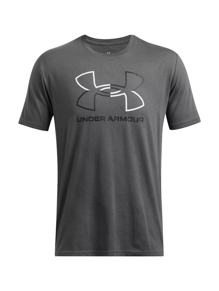 Hombre vistiendo playera deportiva Under Armour color gris con logotipo en el pecho.
