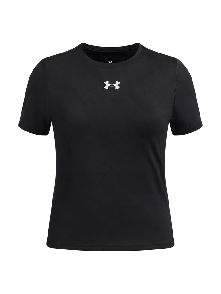 Niña vistiendo playera deportiva Under Armour de color negro con logo blanco en el pecho.
