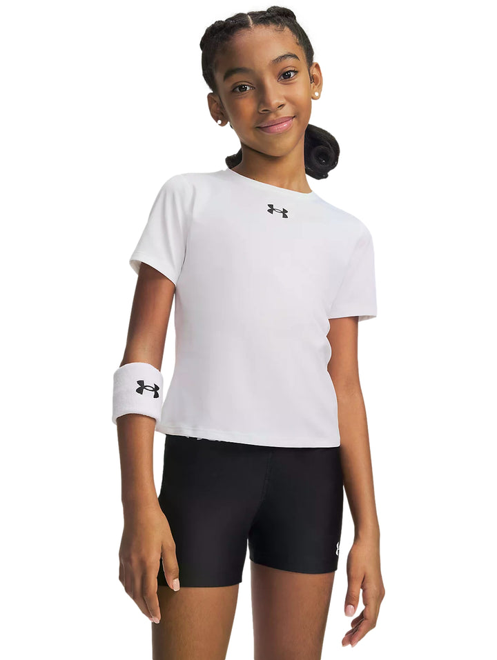 Niña usando playera deportiva blanca de manga corta Under Armour y shorts negros.