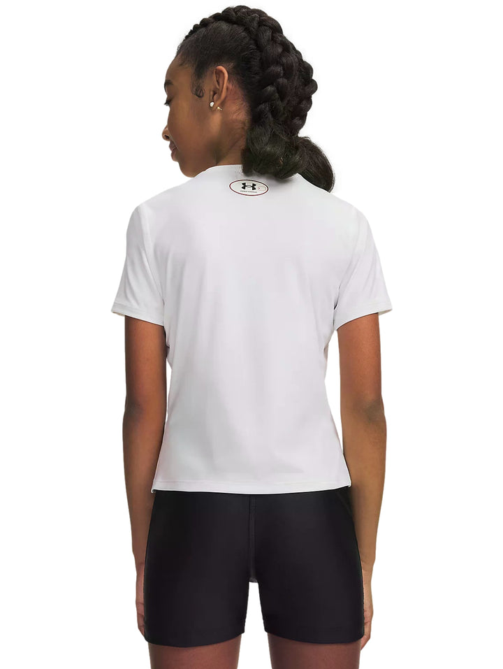 Niña usando playera deportiva blanca de manga corta Under Armour y shorts negros.