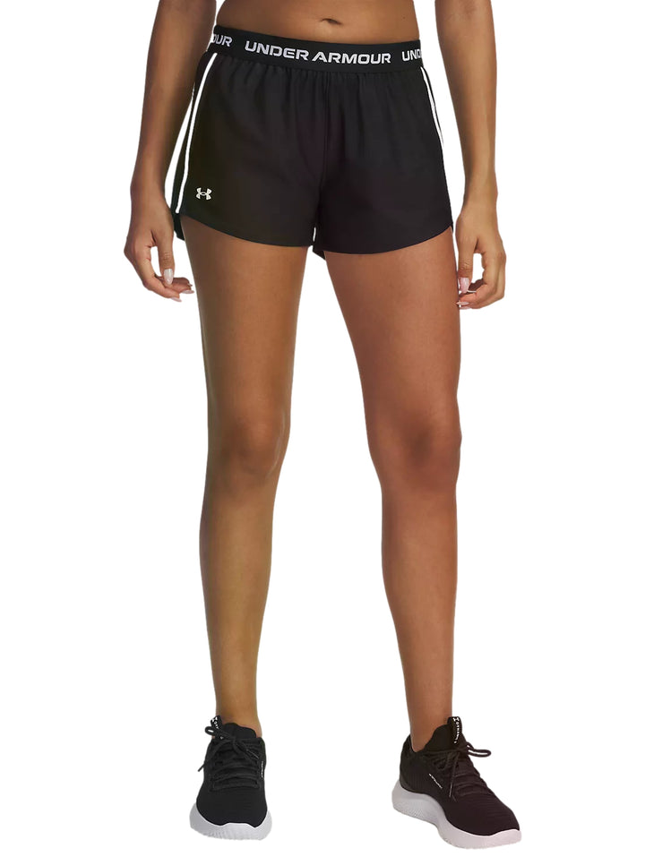 Mujer vistiendo shorts deportivos negros Under Armour con franjas blancas laterales.