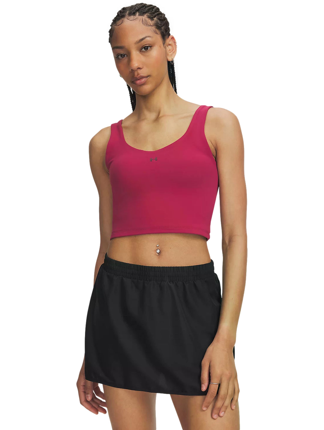 Mujer vistiendo un top corto deportivo color claret de la marca Under Armour.