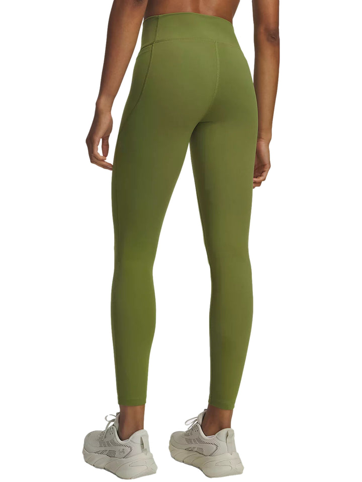 Mujer vistiendo leggings deportivos Under Armour color olivo largo 7/8 y tenis blancos.