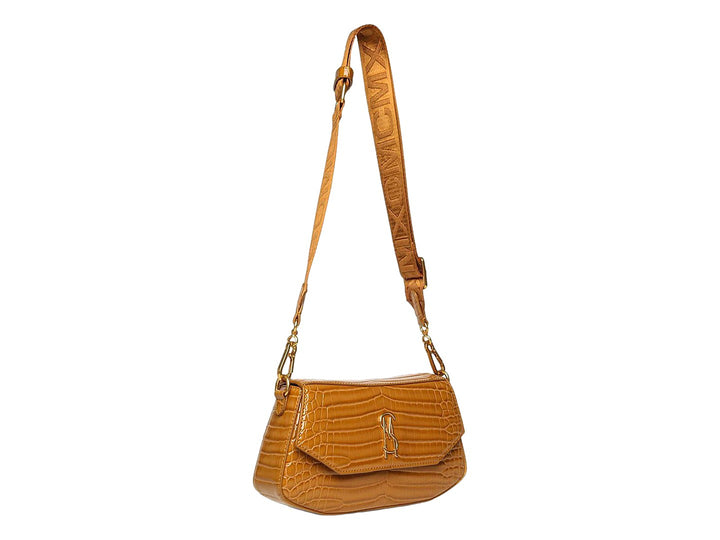 Bolsa Steve Madden color camel con textura de cocodrilo, asa superior y detalles metálicos dorados.