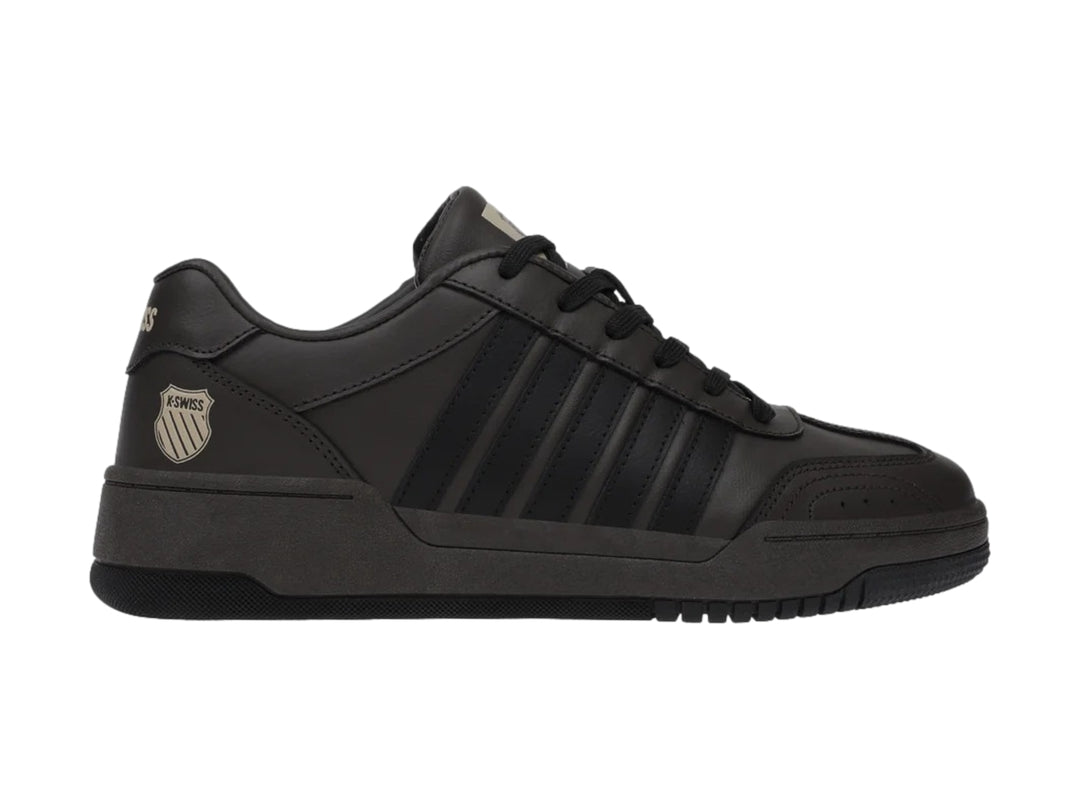 Tenis K-Swiss Morgan Court en color café oscuro y negro, vista lateral.