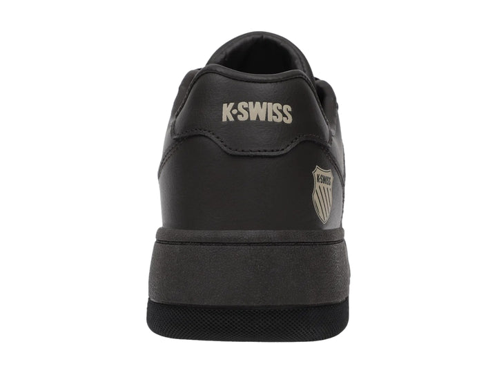 Tenis K-Swiss Morgan Court en color café oscuro y negro, vista lateral.