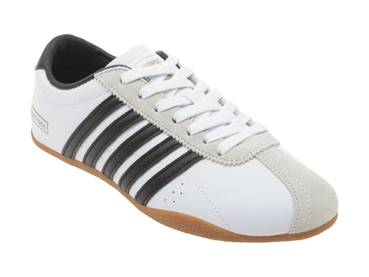 Tenis K-Swiss Misaki V blancos con rayas negras laterales y suela de goma color café.