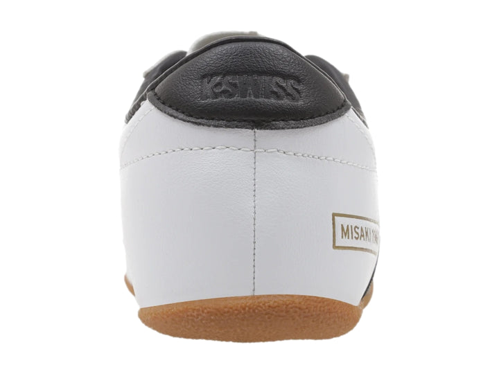 Tenis K-Swiss Misaki V blancos con rayas negras laterales y suela de goma color café.