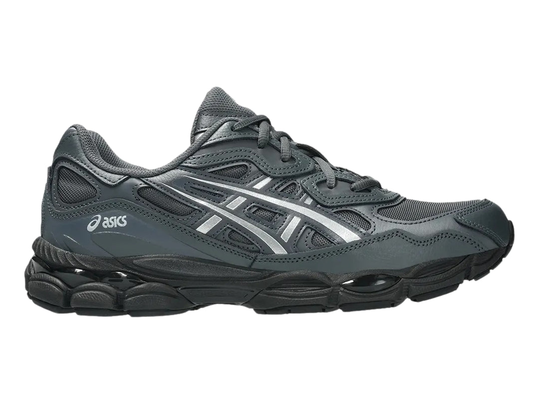 Tenis ASICS GEL-NYC color gris con detalles en plata y suela robusta.