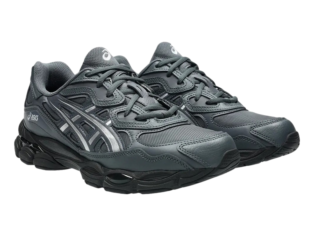 Tenis ASICS GEL-NYC color gris con detalles en plata y suela robusta.