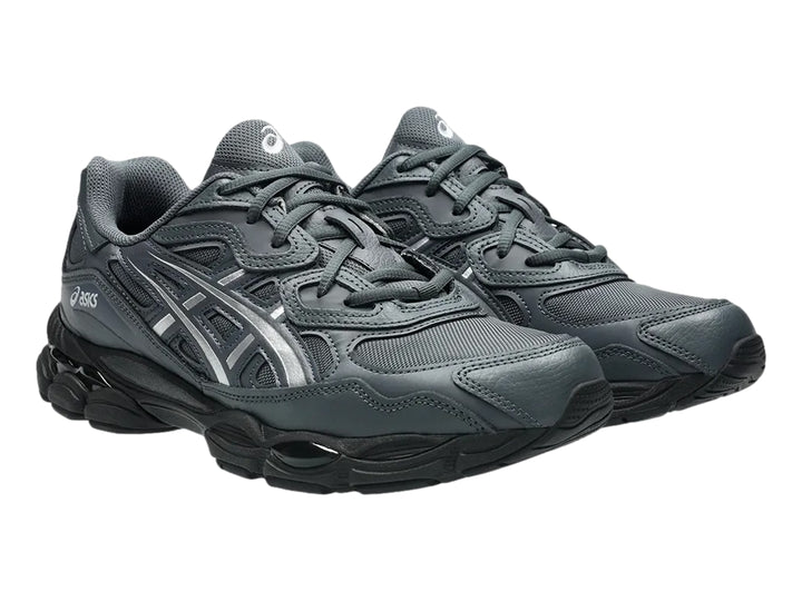 Tenis ASICS GEL-NYC color gris con detalles en plata y suela robusta.