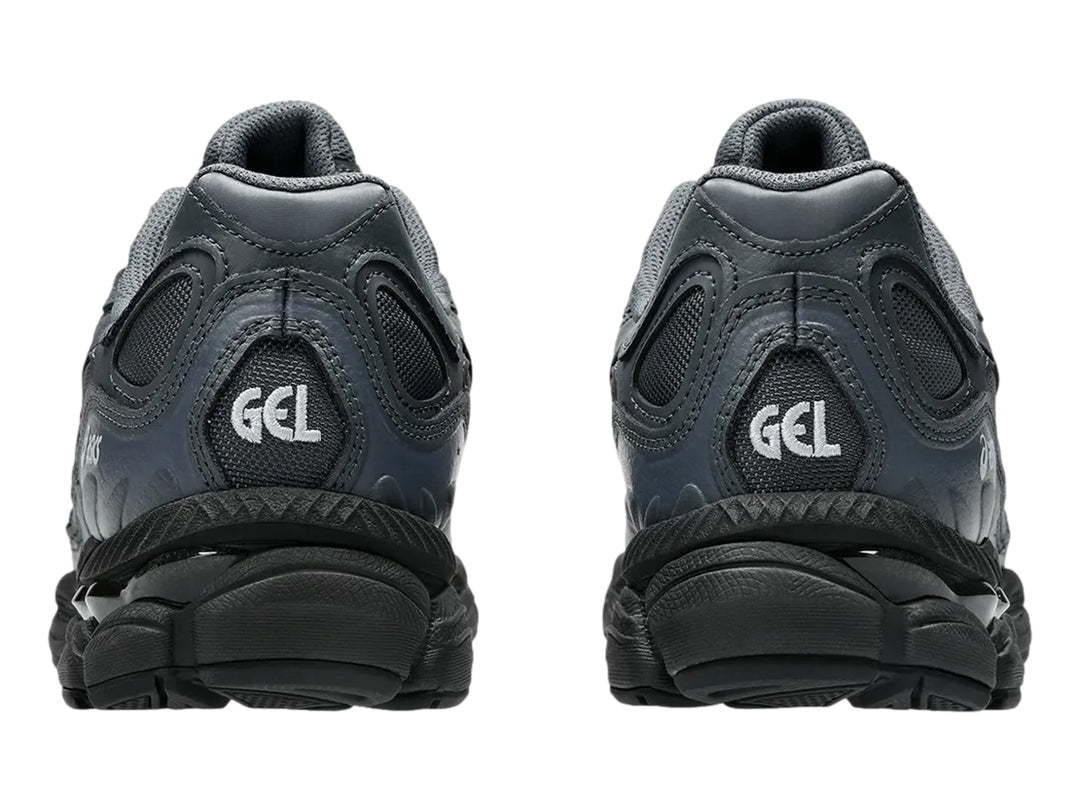 Tenis ASICS GEL-NYC color gris con detalles en plata y suela robusta.