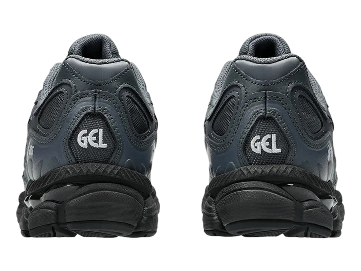 Tenis ASICS GEL-NYC color gris con detalles en plata y suela robusta.