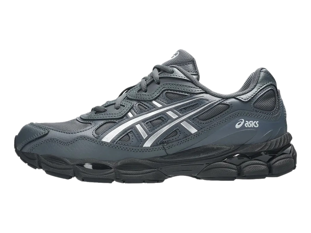 Tenis ASICS GEL-NYC color gris con detalles en plata y suela robusta.