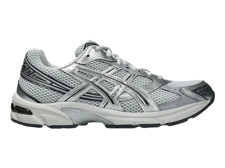 Tenis deportivos ASICS GEL-1130 en color gris y plateado con malla transpirable y suela blanca.