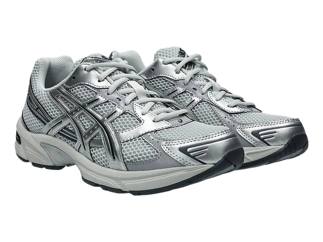 Tenis deportivos ASICS GEL-1130 en color gris y plateado con malla transpirable y suela blanca.