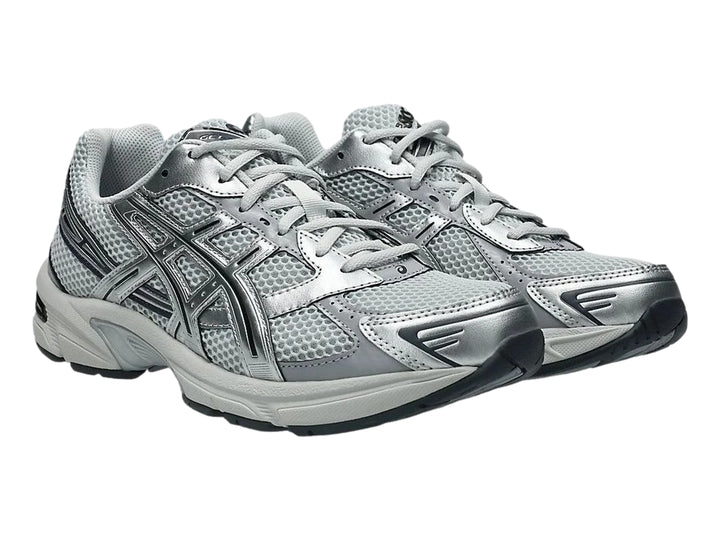 Tenis deportivos ASICS GEL-1130 en color gris y plateado con malla transpirable y suela blanca.