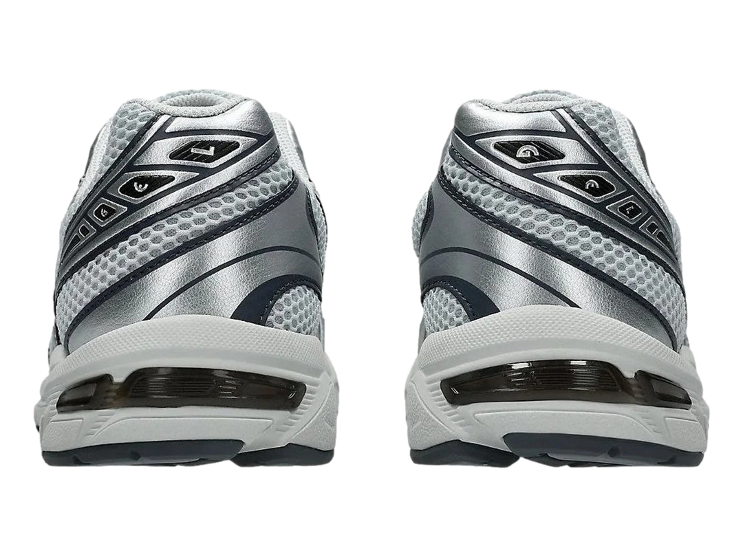 Tenis deportivos ASICS GEL-1130 en color gris y plateado con malla transpirable y suela blanca.