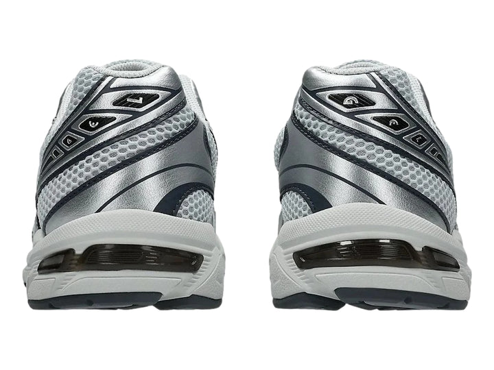 Tenis deportivos ASICS GEL-1130 en color gris y plateado con malla transpirable y suela blanca.