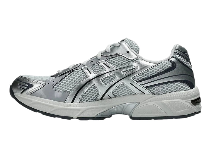 Tenis deportivos ASICS GEL-1130 en color gris y plateado con malla transpirable y suela blanca.