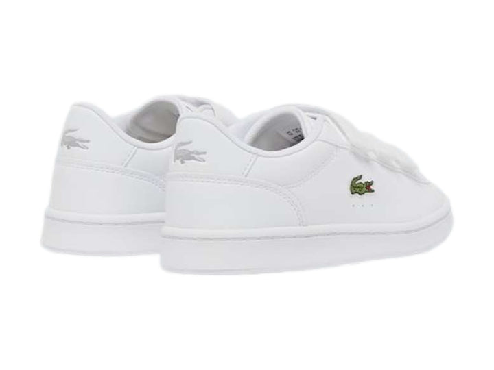 Tenis Lacoste blancos de cuero con cierre de velcro y logotipo del cocodrilo en verde.