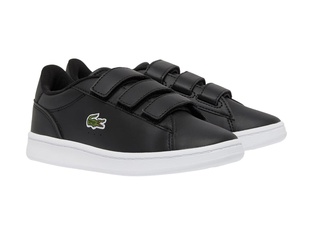 Tenis Lacoste Carnaby Set color negro con suela blanca y cierre de velcro.